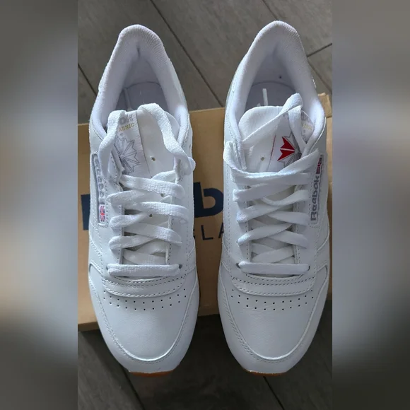BNIB - New Womans Reebok Classic Sneakers Leather Upper Gum Soles Size 6 1/2 - Picture 7 of 7